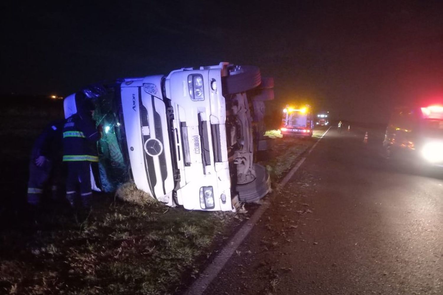 Se le cruzó un caballo, evitó chocar contra un colectivo y volcó su camión en la Ruta 34