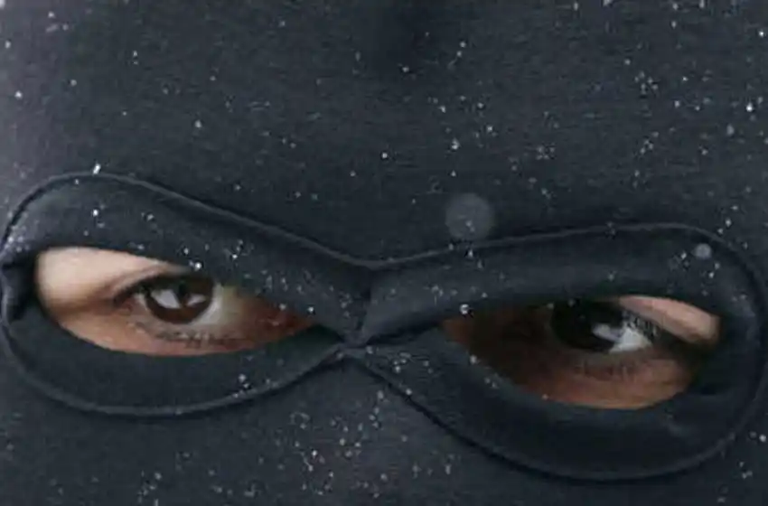 Entraron con pasamontañas, lo maniataron, lo golpearon y le robaron una suma millonaria