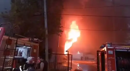 Voraz incendio en una logística de San Fernando