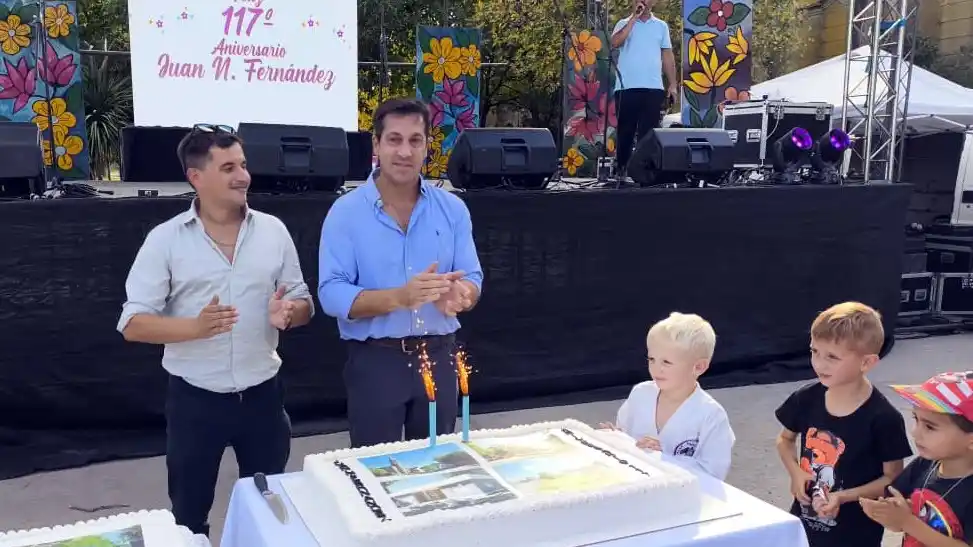 El intendente Arturo Rojas y el delegado Martín Méndez cantan el Feliz cumpleaños