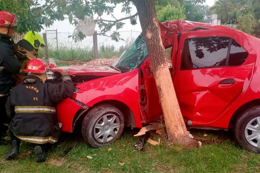 Falleció un joven de 22 años que despistó y chocó contra un árbol en la ciudad de Paraná