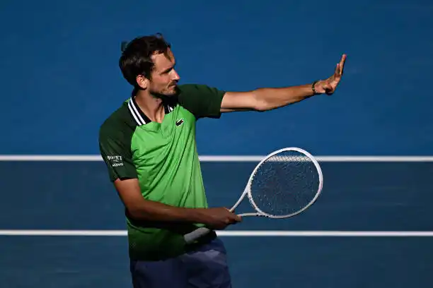 Alcaraz y Medvedev avanzan como amenazas para Djokovic