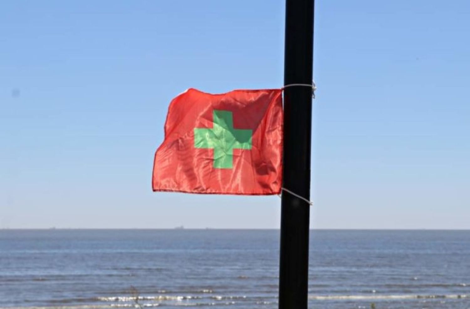 Berisso y Ensenada instalan banderas sanitarias en la costa del Río de la Plata