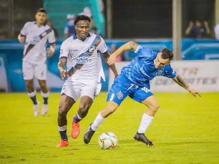 Sol de América perdió en
su debut ante Antoniana