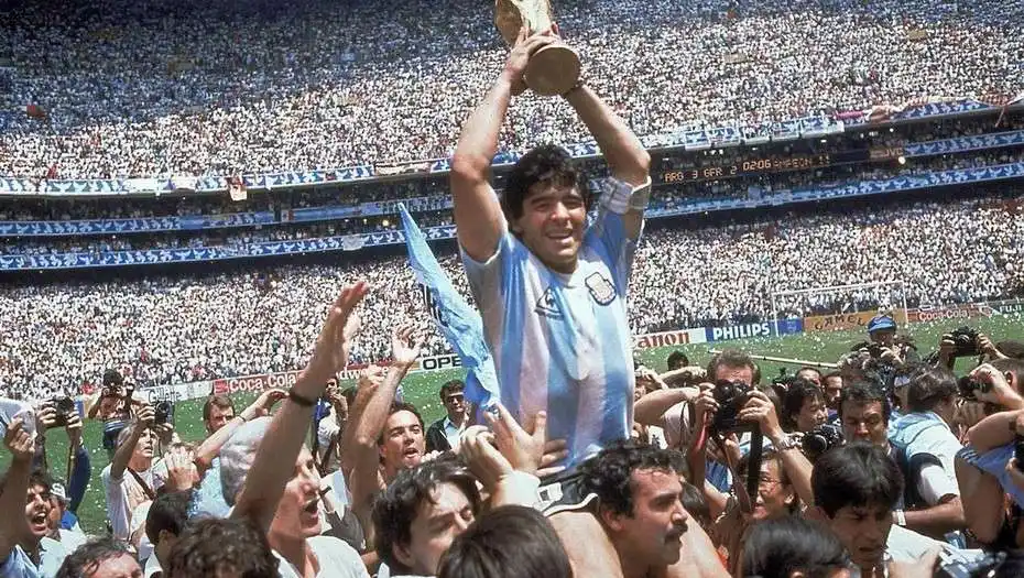 Diego Maradona se reencontró con la Copa del Mundo: “La amo”