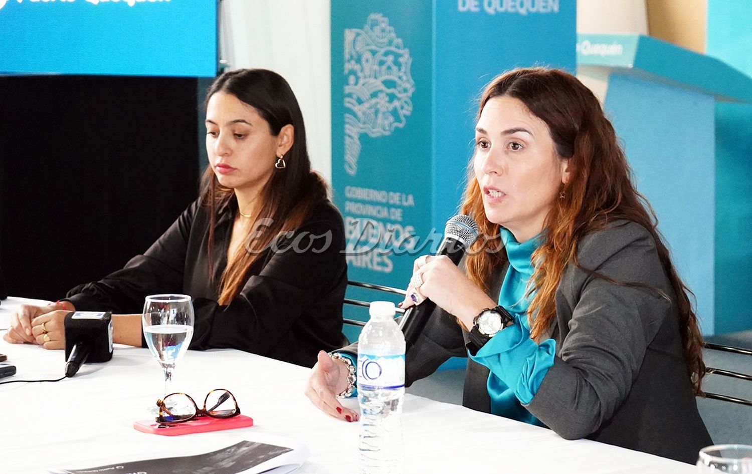 La presidenta, Jimena López, junto a la licenciada en Diagnóstico y Gestión Ambiental, Gabriela Cevasco