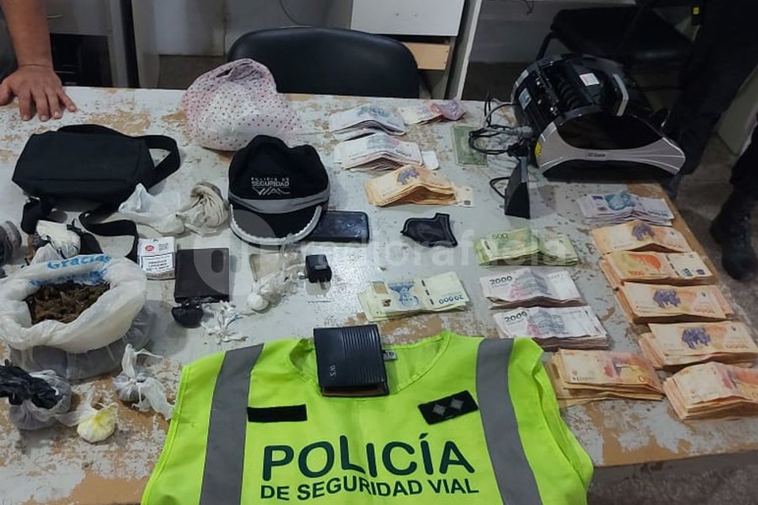 Detenidos por narcotráfico: secuestraron cocaína, marihuana y dinero en efectivo en un control en AP01