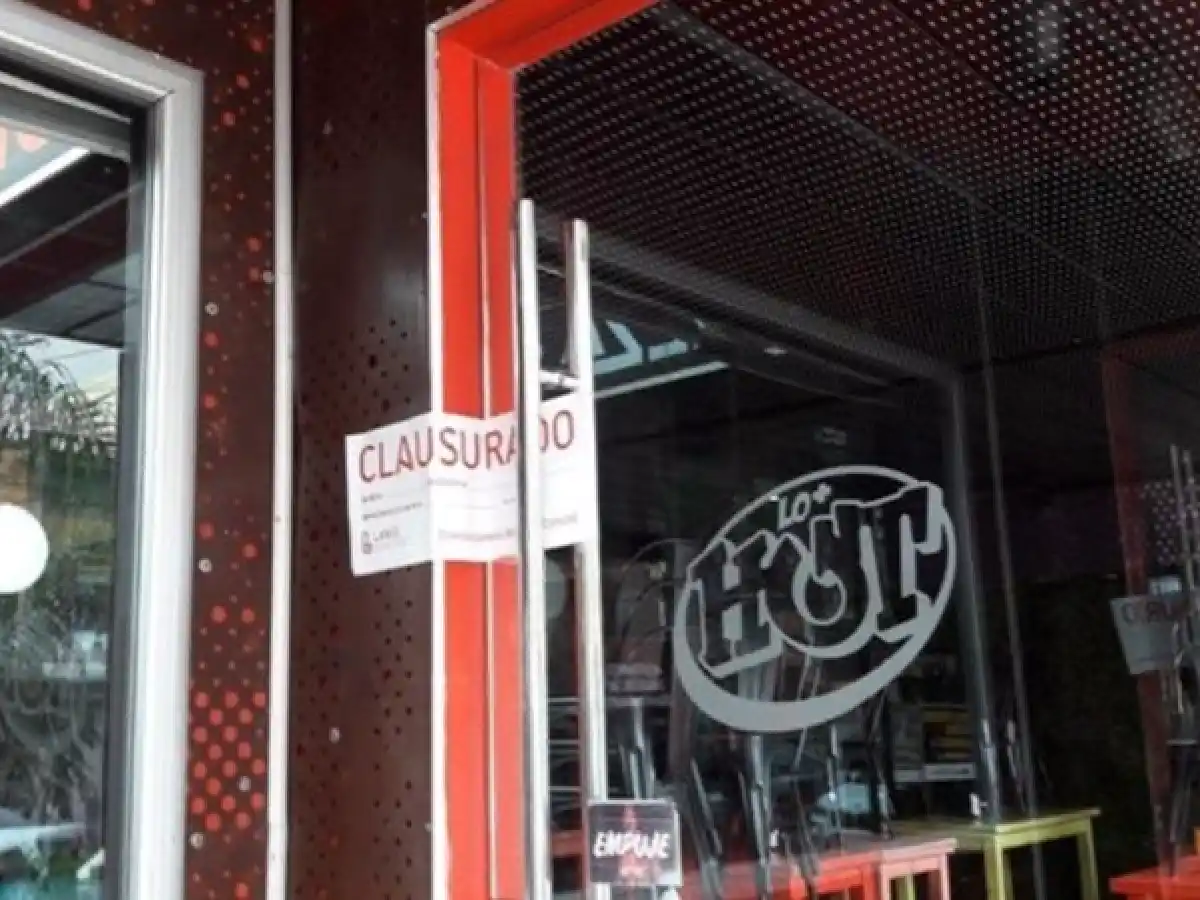 [Video] Brutal pelea en el día del amigo: jóvenes se atacaron con platos, botellas, sillas y mesas