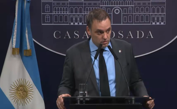 Adorni cruzó a Diputados tras el rechazo al veto: “Para financiarlo deberían dejar de cobrar su sueldo cuatro meses”