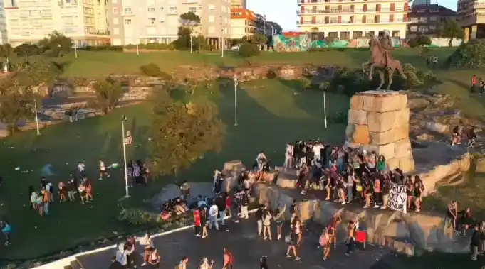 Una multitud de jóvenes por las calles de Mar del Plata durante el UPD