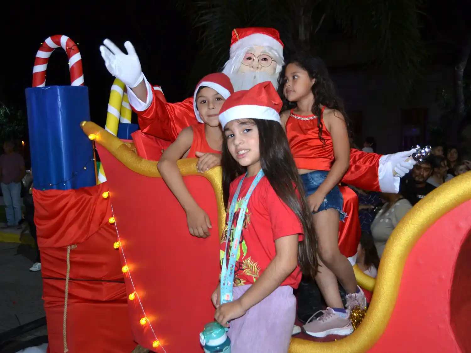 Papá Noel junto a los niños.