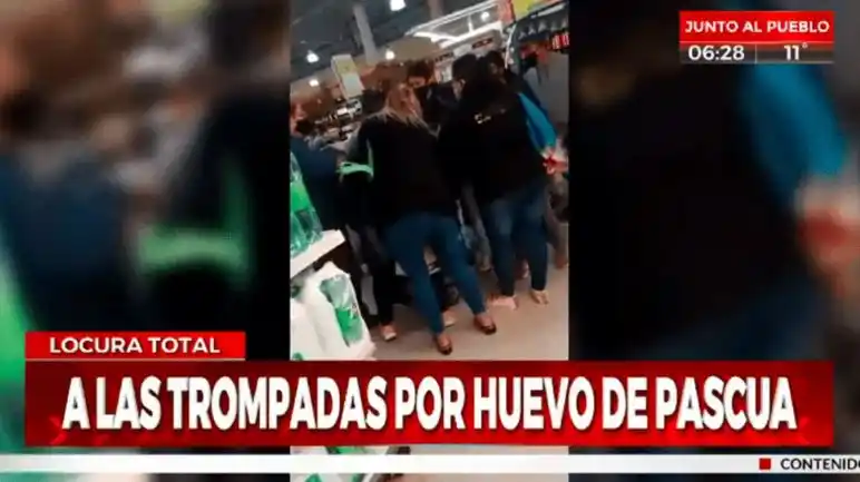 A las piñas por una promo de huevos de Pascua: trompadas e insultos por un 2X1 en un supermercado