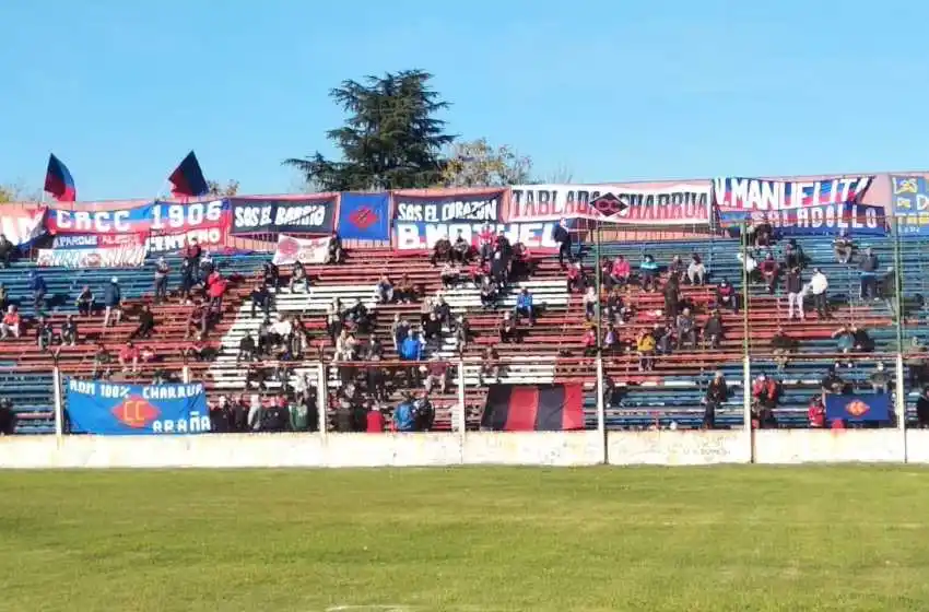 Último adiós al Trinche Carlovich: cientos de personas asistieron a la despedida y desde el municipio niegan haber dado autorización