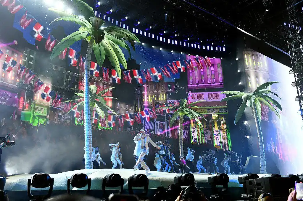 No te pierdas el beso que le dieron a Bad Bunny en los MTV