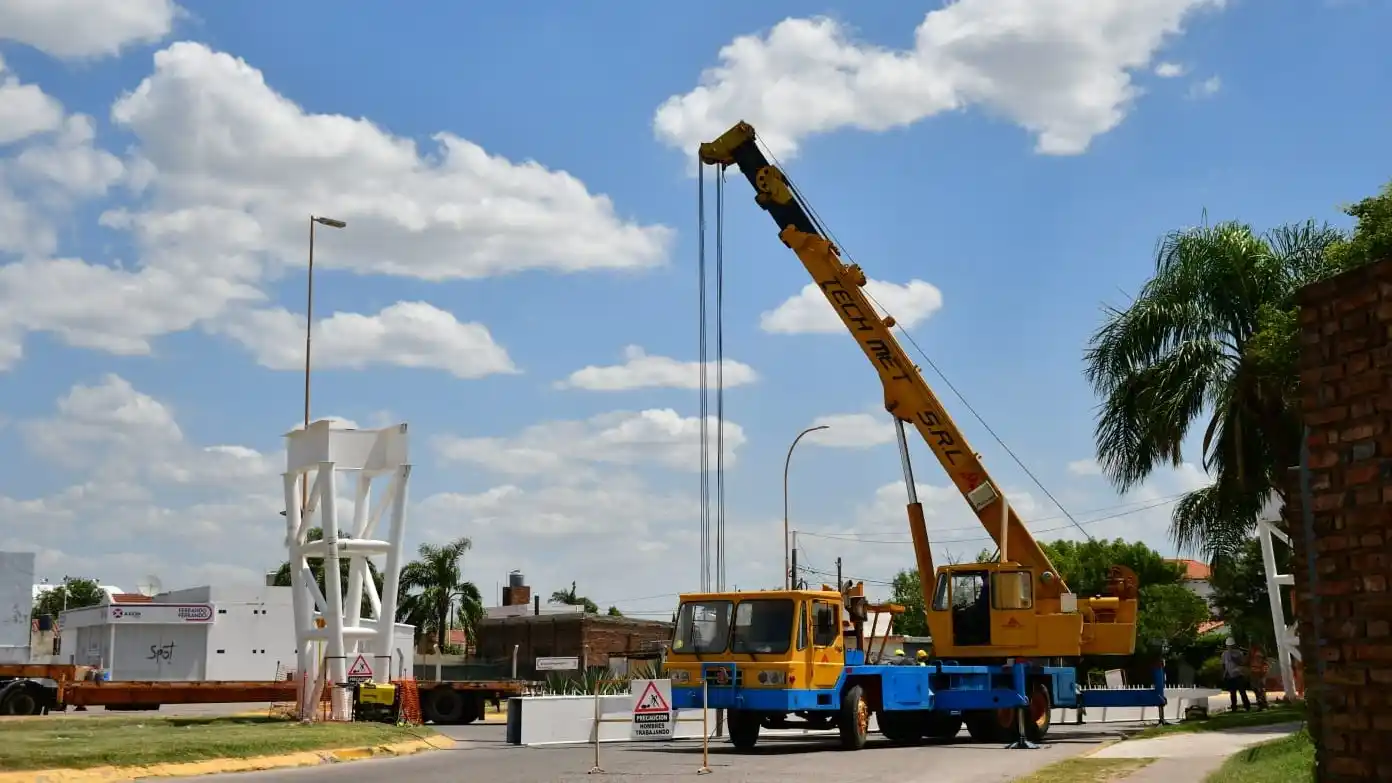 Avanza montaje de estructura para la bicisenda en rotonda del acceso oeste