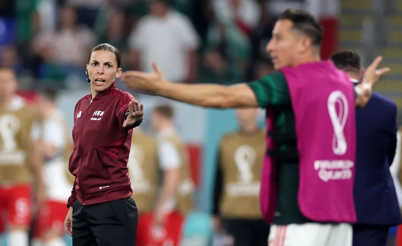 Stéphanie Frappart será la primera mujer que dirigirá un partido en un Mundial de fútbol masculino
