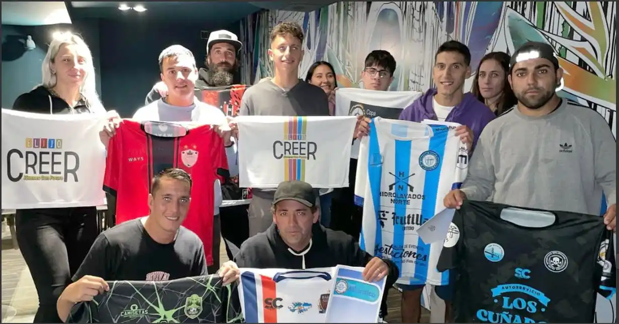 Navarrete, presidente de Elijo Creer, junto a delegados de los equipos participantes