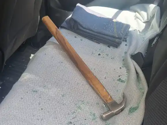 Cayó un martillo desde una obra en construcción y causó daños en un auto en el centro