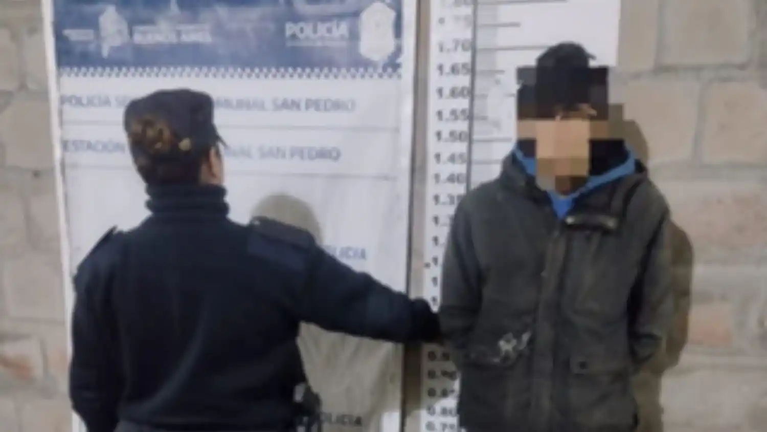 El joven fue interceptado por la policía y en la requisa se le halló un cuchillo.