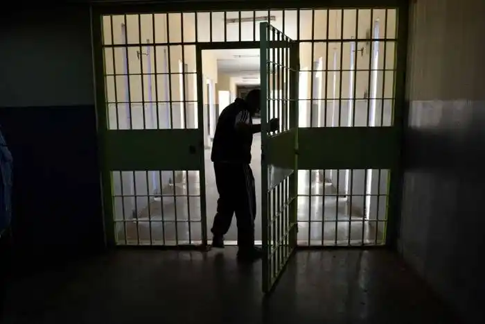 Detuvieron a cinco hombres por prostituir y abusar de una chica de 14 años