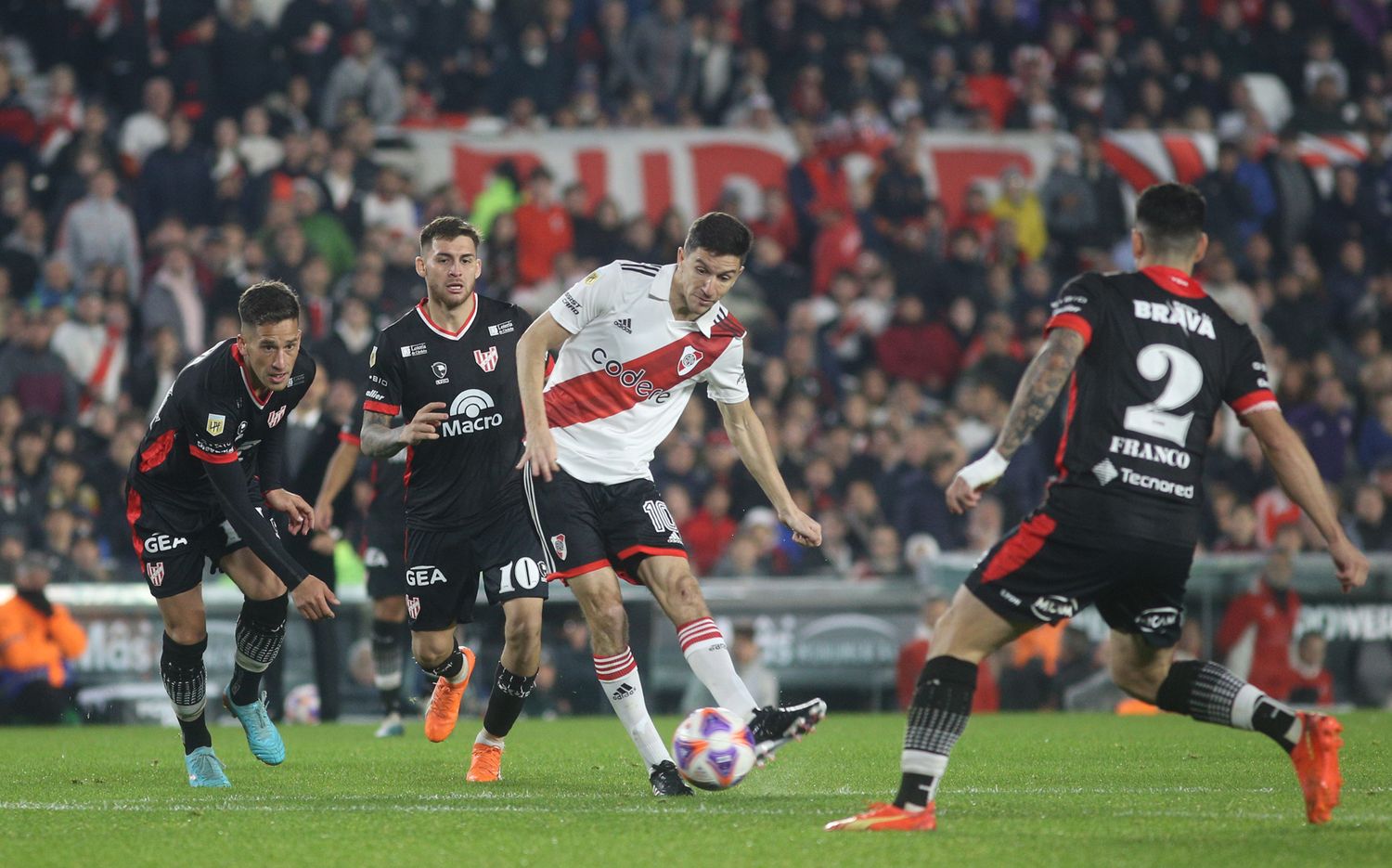 “Nacho” Fernández abre el pie zurdo para poner en ventaja a River.