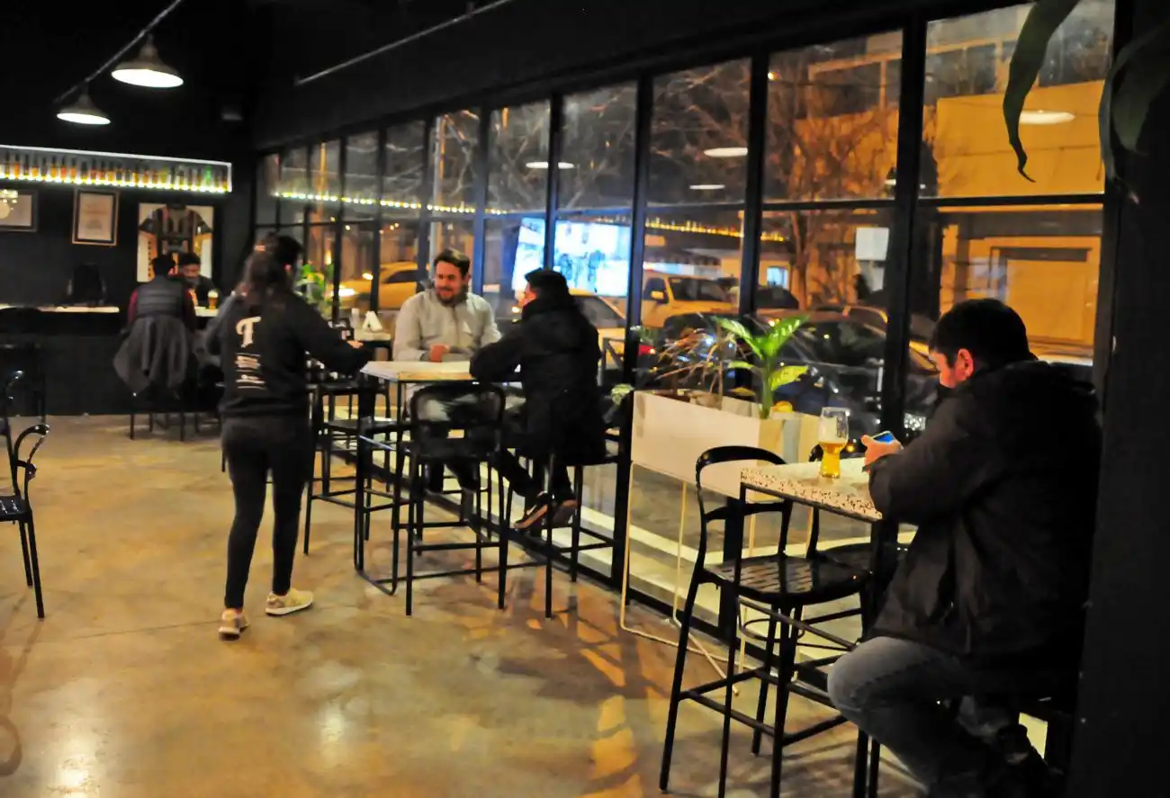 De a poco, las cervecerías van captando a un  público joven que empieza a animarse a salir