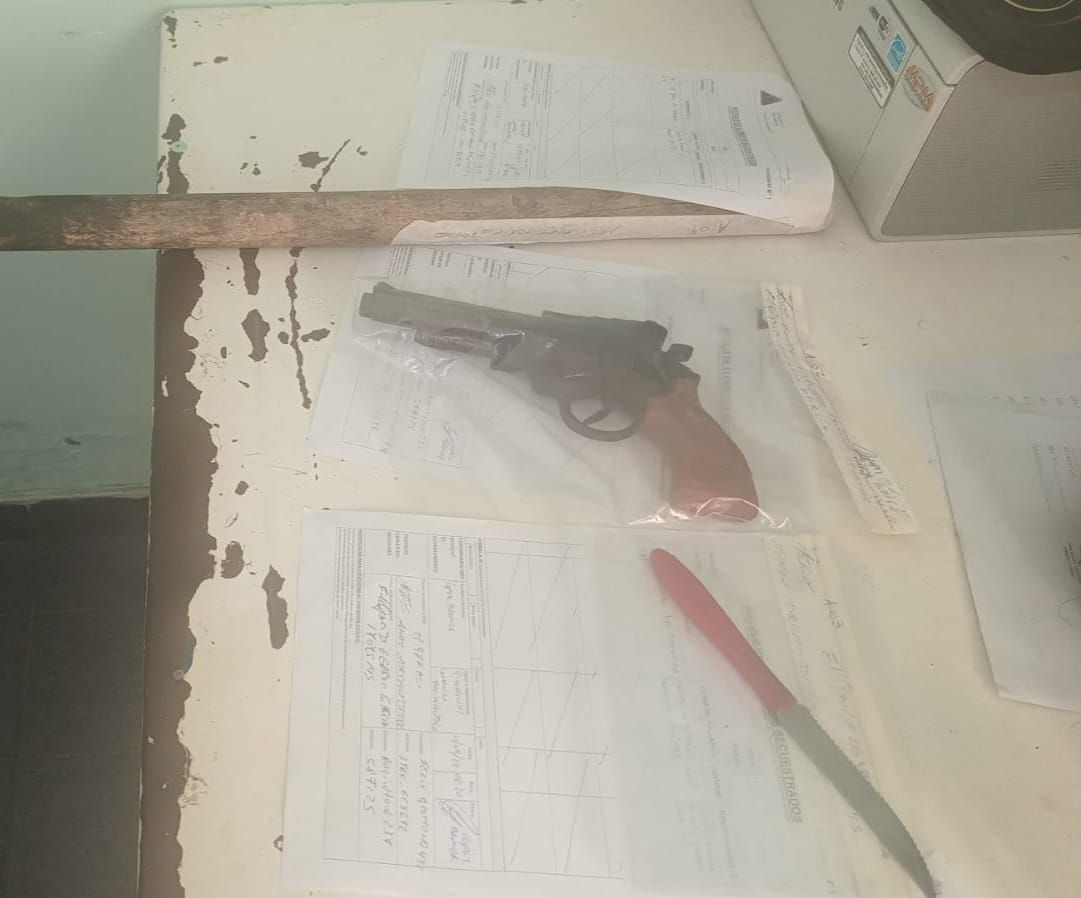El arma secuestrada en el procedimiento policial del domingo, resultó ser de utilería. Crédito: Relaciones Policiales.