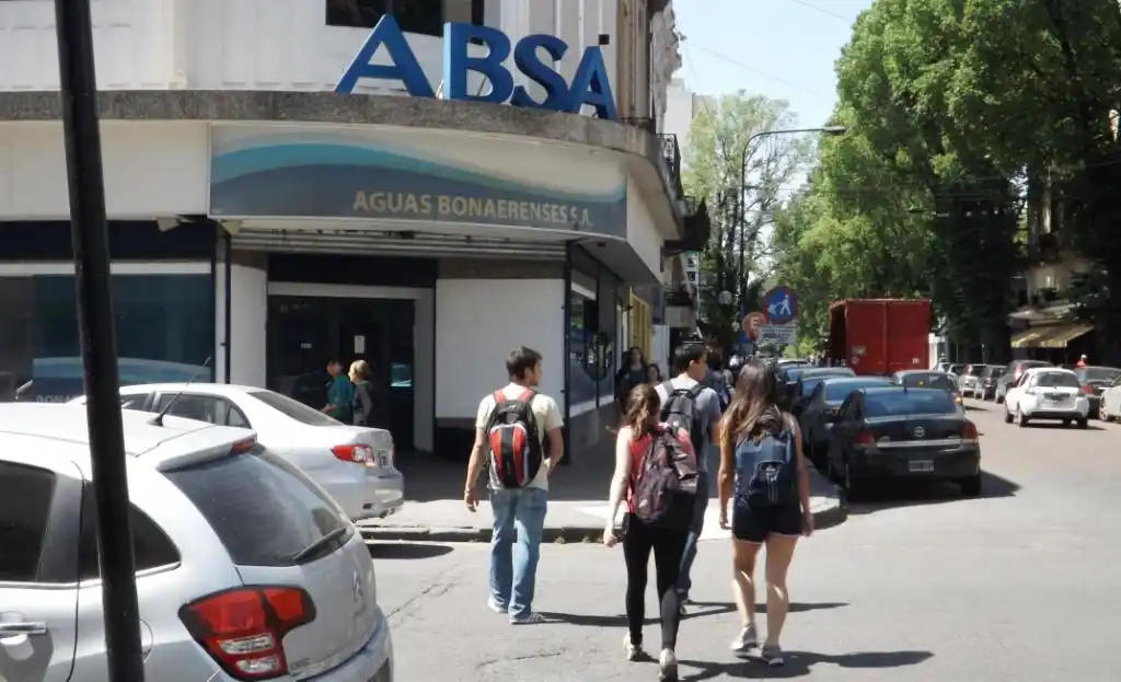 Revés para los usuarios: Suspenden la devolución del "tarifazo" de ABSA
