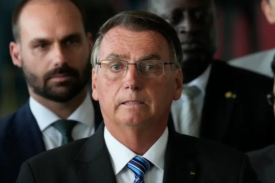Allanaron la casa de Bolsonaro en una causa por datos falsos sobre vacunas contra el Covid