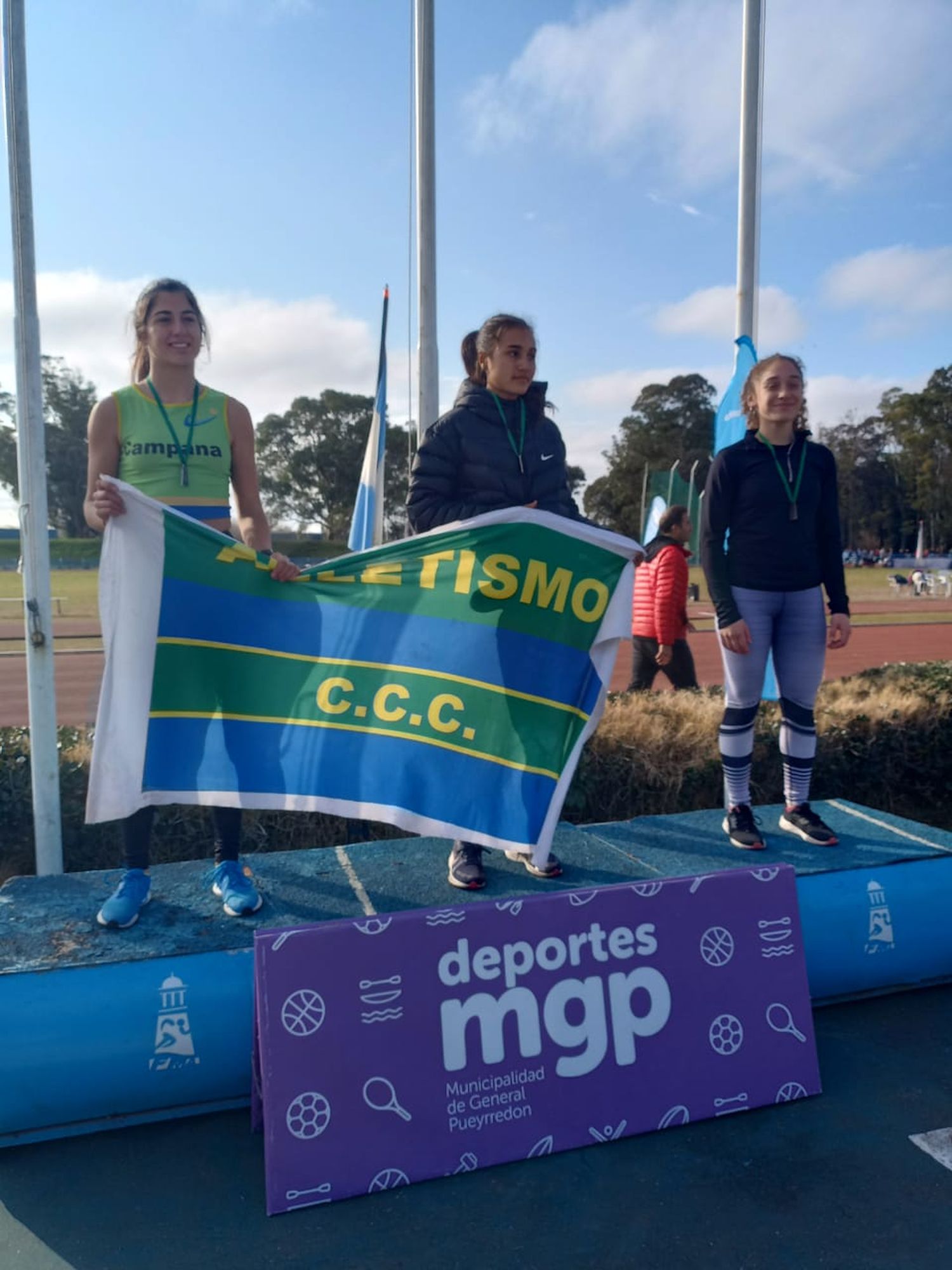 Zoe Ferreira, en el podio de 400 metros llanos.