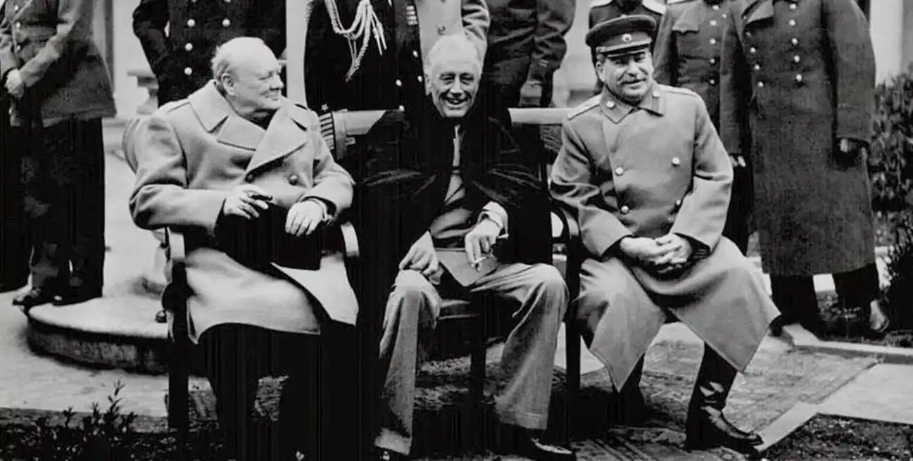 Febrero de 1945, Conferencia de Yalta, Crimea, entonces territorio soviético. Reunión de los "Tres Grandes". Desde la izquierda: Winston Churchill (Gran Bretaña), Frank Delano Roosevelt (Estados Unidos) y Iósif Stalin (Unión Soviética). Archivo El Litoral