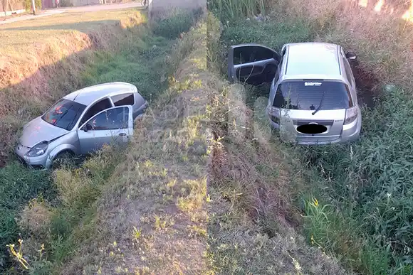 Un joven que manejaba un Ford Ka le pifió al camino y se cayó al zanjón