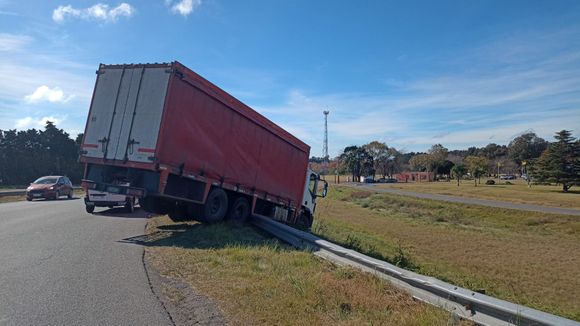 Camión despistó en el puente de acceso a Río Tala y quedó a punto de desbarrancar sobre la autopista