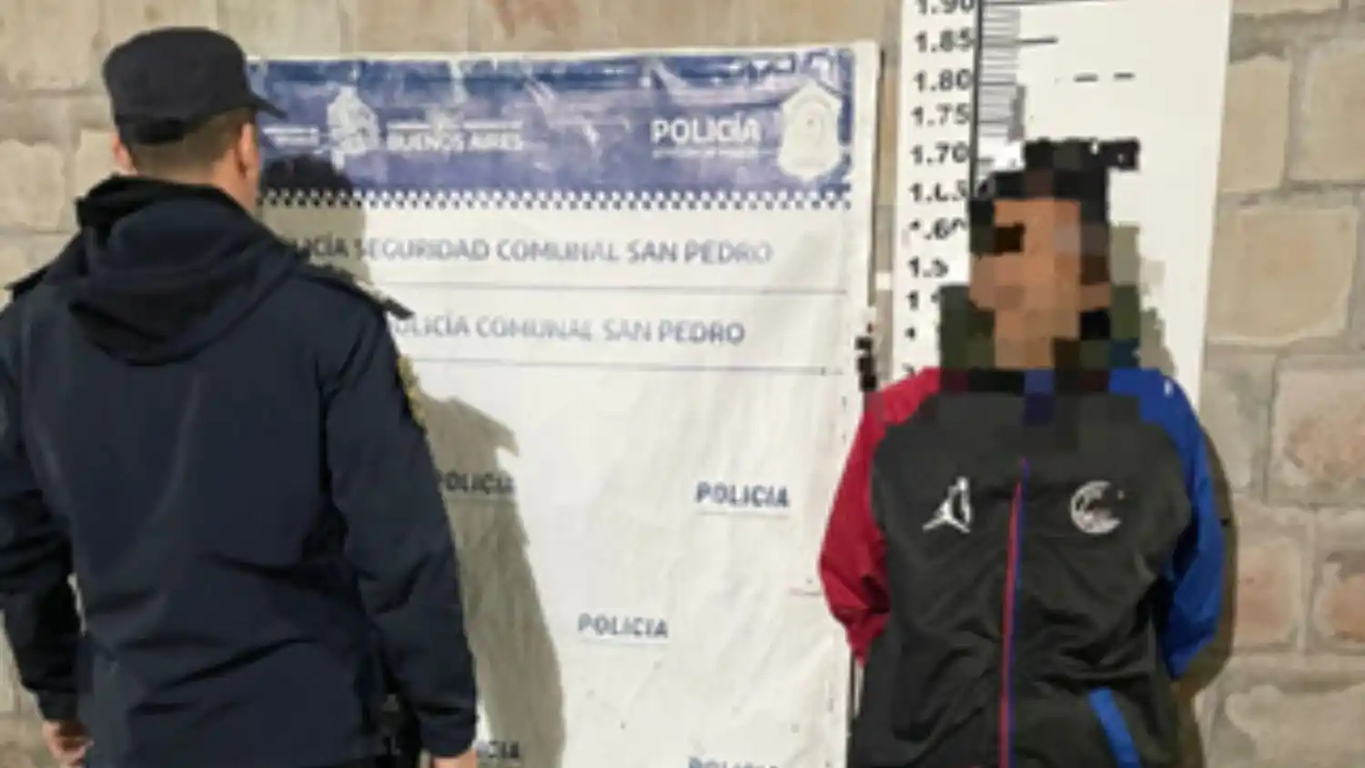 El individuo fue detenido por los propietarios del local comercial.
