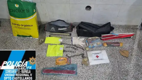 ¿Iban a auxiliar a un amigo? Atraparon a dos sujetos con un kit de seguridad vehicular robado