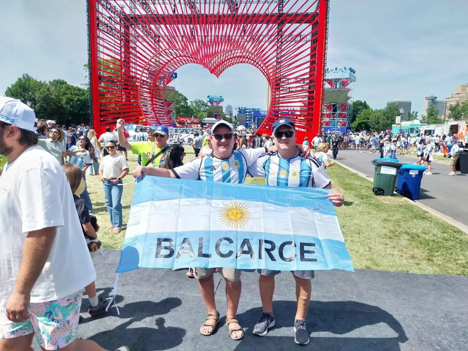 Hinchas de Balcarce viajaron al Mundial y alentaron a la Selección en la goleada ante Argelia en Kansas