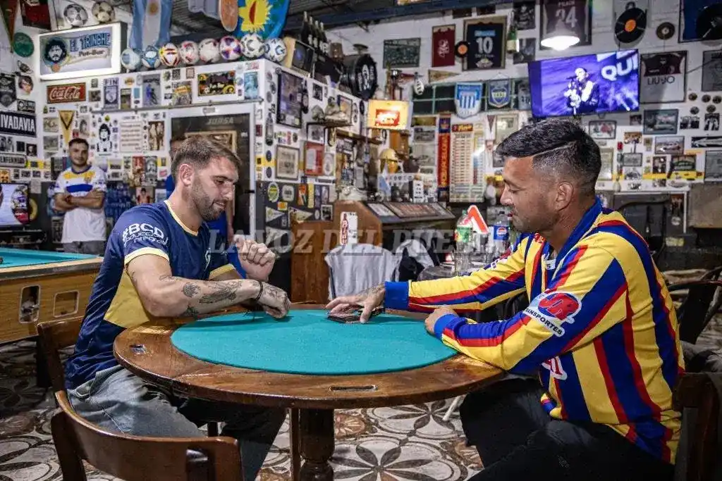 Como en una mano de truco, Boca y Colegiales buscarán un ganador esta tarde en la Bombonerita. Ilustran la previa Gregorio Armesto de Boca y Diego Sanabria de Colegiales