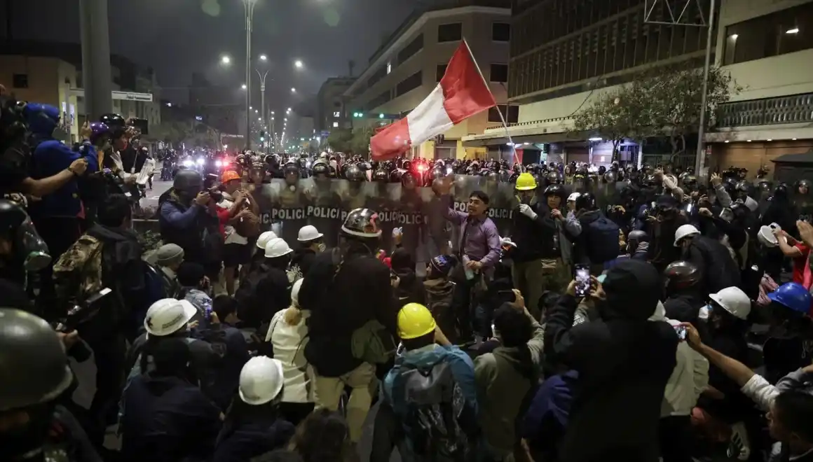 Policías dispersaron protestas de transportistas en Lima