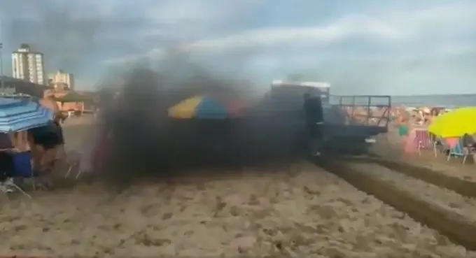 Todo mal en Villa Gesell: Camión recolector de residuos circula en medio de la playa "atacando" a vecinos con humo