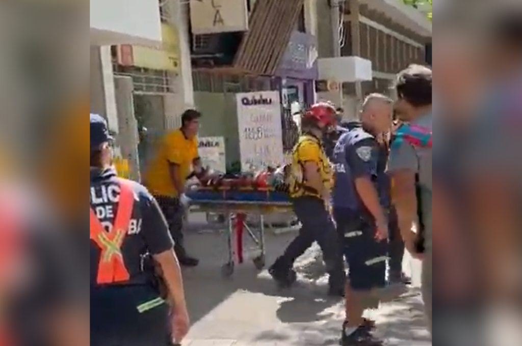 En medio de insultos de los vecinos, el ladrón fue trasladado en ambulancia.