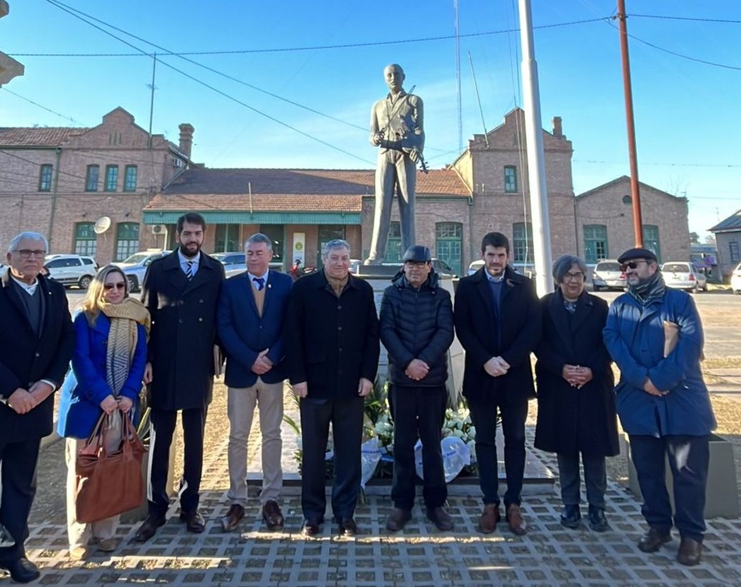 Chiarella y Enciso Christiansen, junto a autoridades a los pies del monumento a Cayetano Silva.