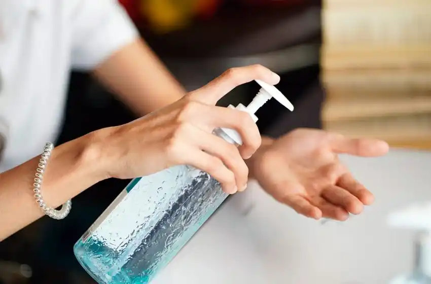 El Gobierno liberó importaciones de alcohol en gel, guantes, barbijos e insumos médicos