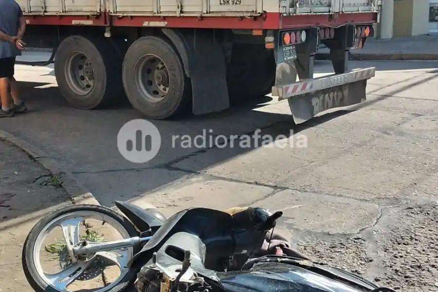 Accidente de tránsito entre un camión y motociclista: este último con lesiones