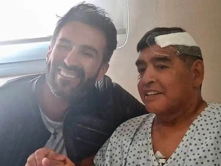 El doctor Leopoldo Luque con Diego Maradona luego de la operación