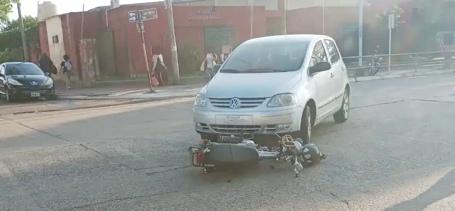 Accidente de tránsito entre un automóvil y una motocicleta