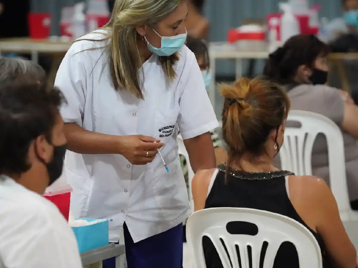 Este martes, tercera dosis para  mayores de 35 años en el Superdomo 