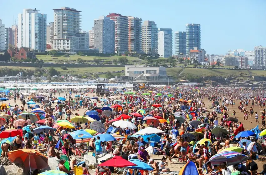 En Mar del Plata, el alquiler de carpas en balnearios parte de los $60.000 diarios, aunque puede aumentar según la playa.