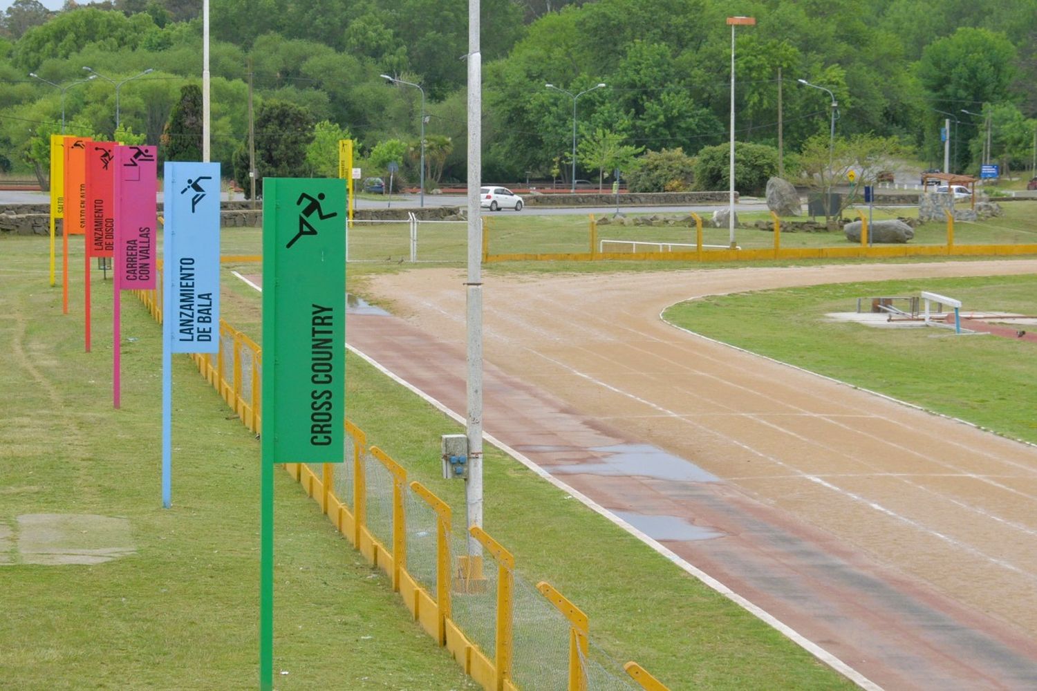 La remodelación de la pista de atletismo del polideportivo municipal ingresó a su segunda etapa.