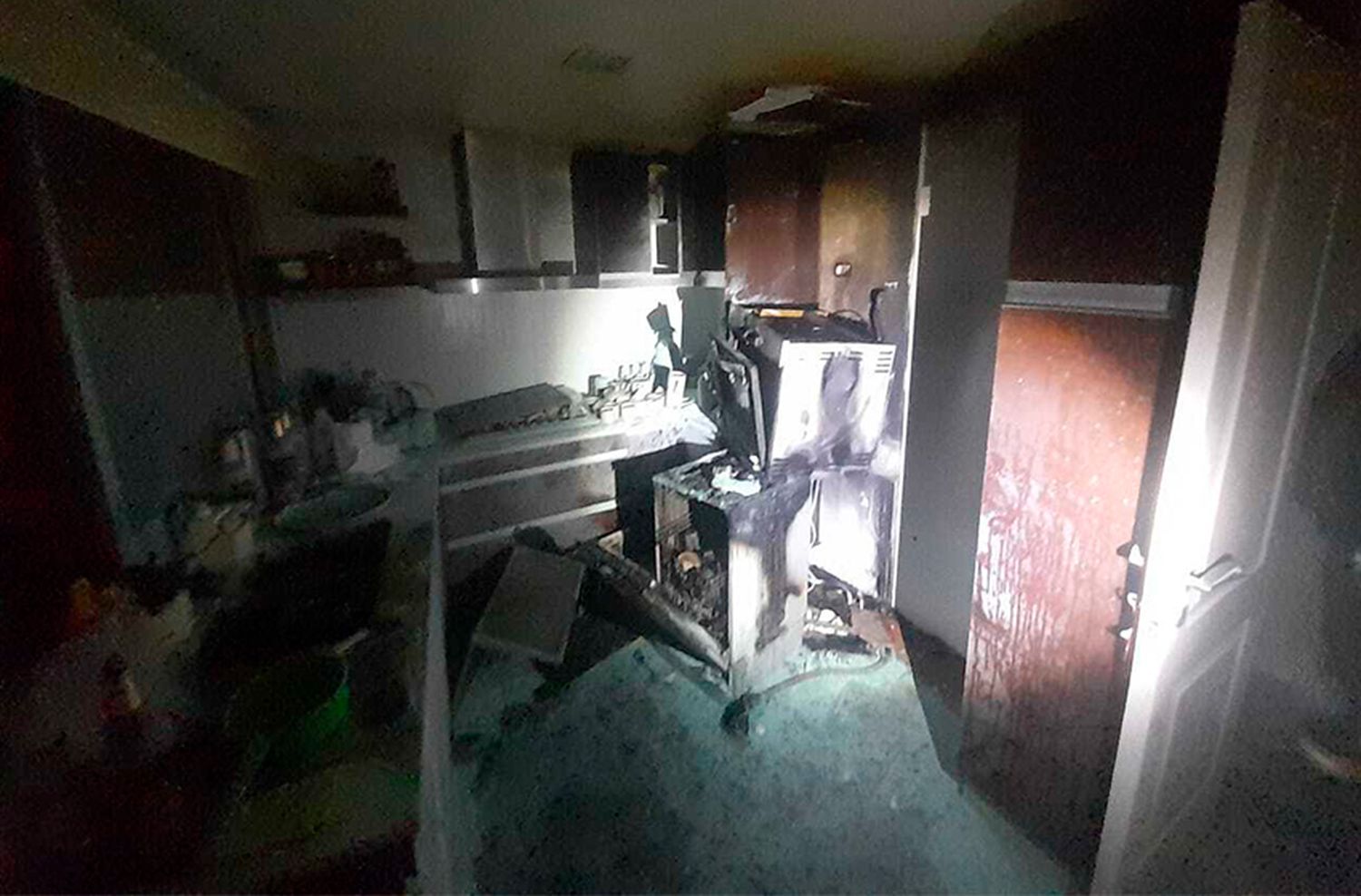 Un incendio destruyó la cocina de un departamento en el barrio General Roca