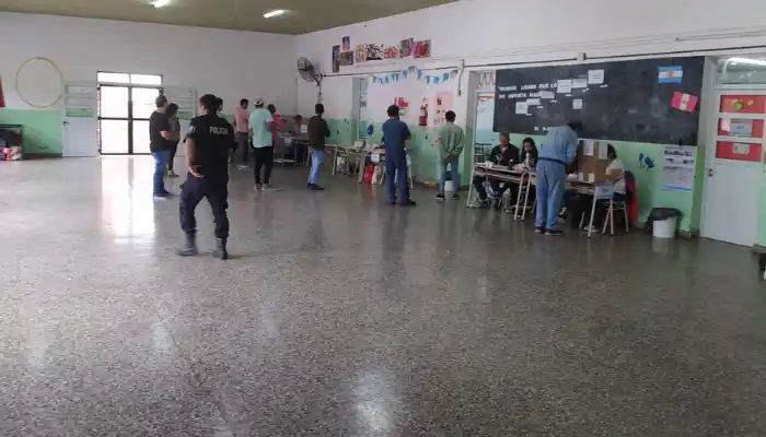 Escuela N°43: ya llegaron los primeros votantes